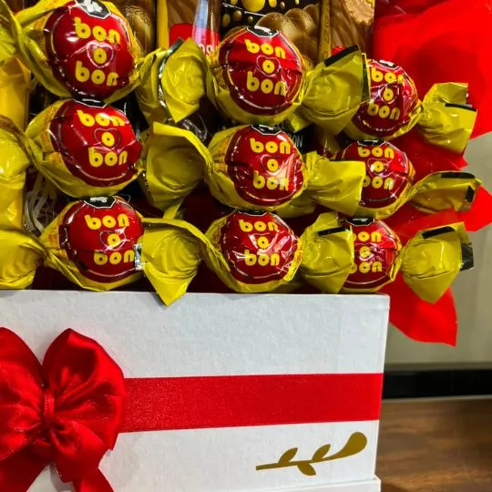Box con globos y chocolates bon o bon 